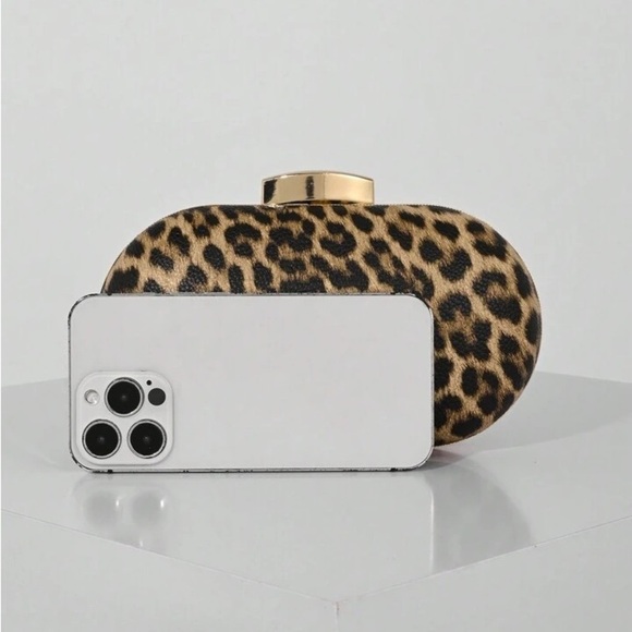 Leopard Print Clutch - Picture 4 of 7